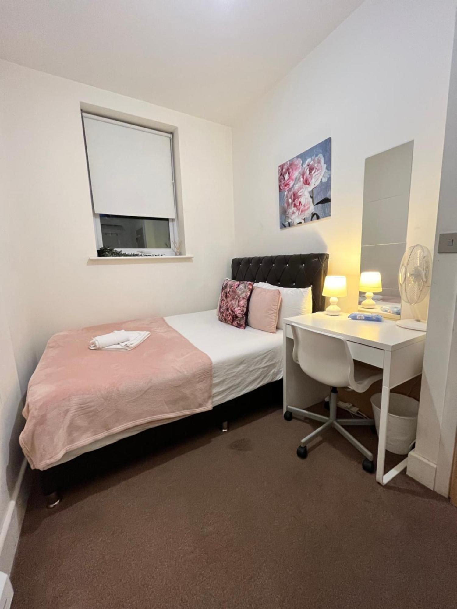 Metropolitan Coziness Private Bedrooms In Euston Station 161 런던 외부 사진