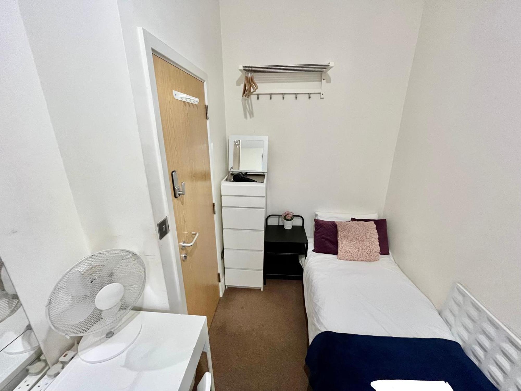 Metropolitan Coziness Private Bedrooms In Euston Station 161 런던 외부 사진