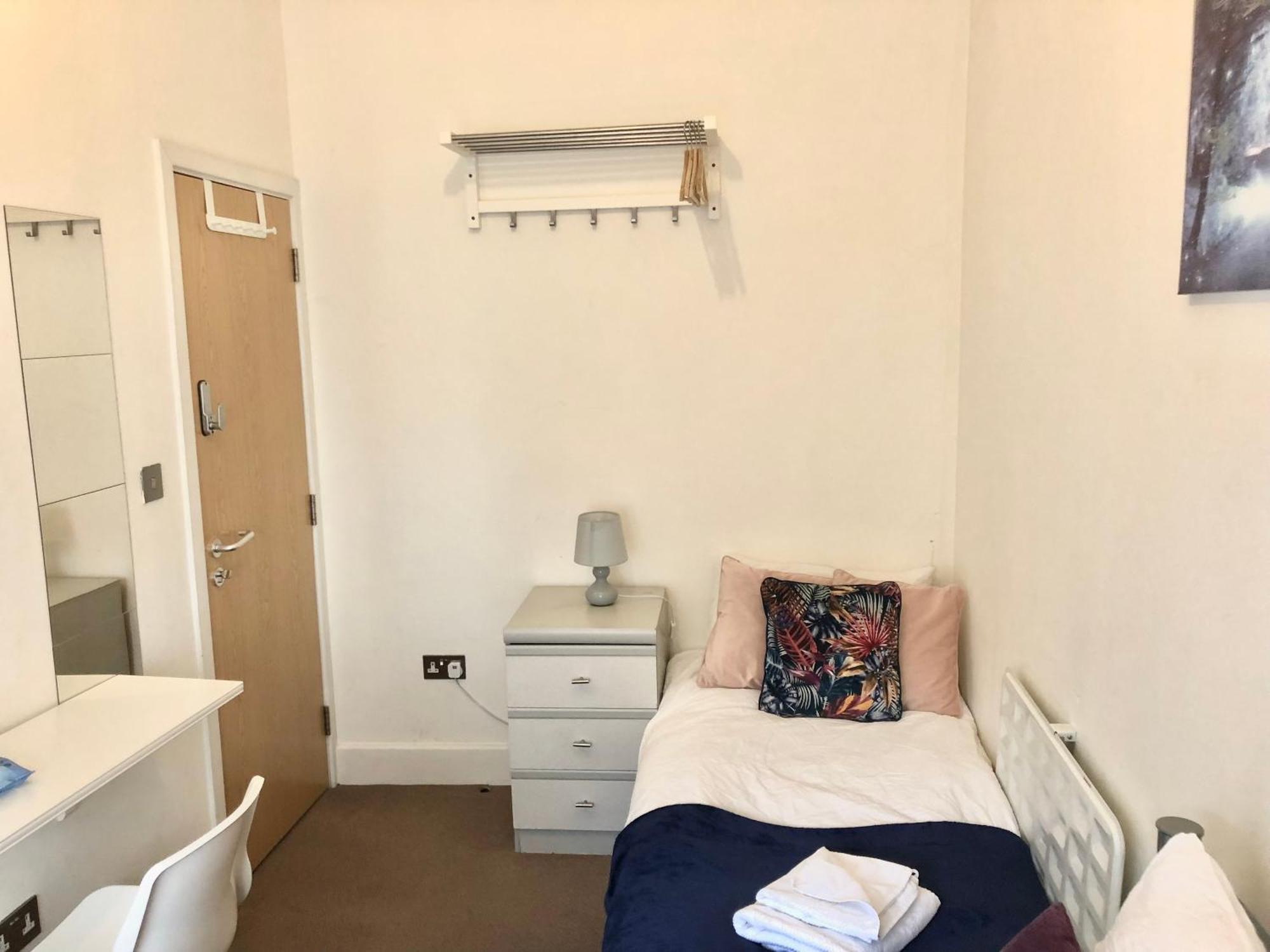 Metropolitan Coziness Private Bedrooms In Euston Station 161 런던 외부 사진