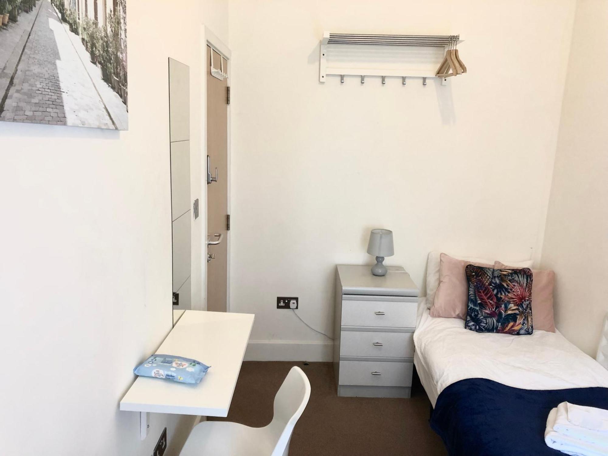 Metropolitan Coziness Private Bedrooms In Euston Station 161 런던 외부 사진