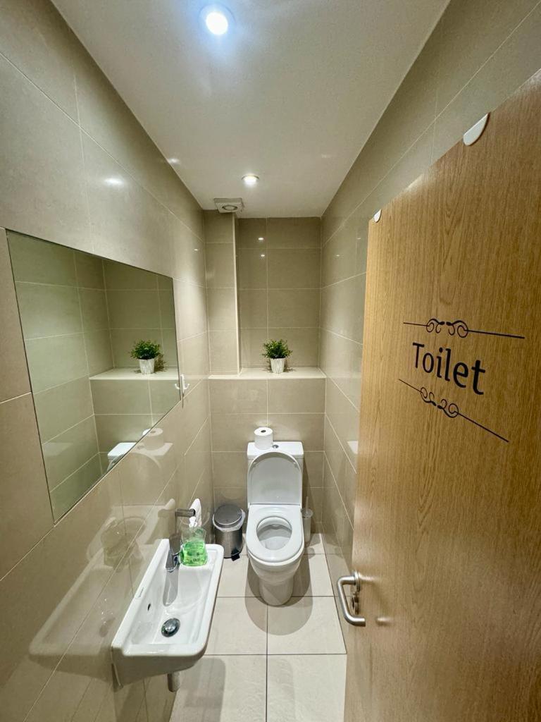 Metropolitan Coziness Private Bedrooms In Euston Station 161 런던 외부 사진