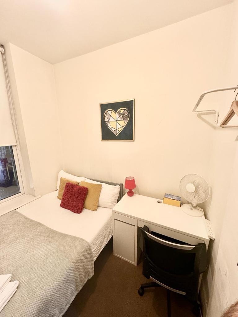 Metropolitan Coziness Private Bedrooms In Euston Station 161 런던 외부 사진